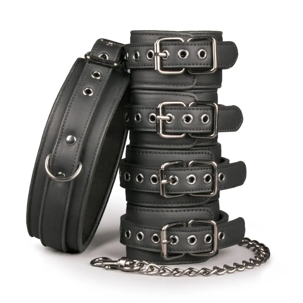 Easytoys Fetish Collection - Fetish Set with Collar, Ankle- and Wrist Cuffs Zwart (1 stuk)